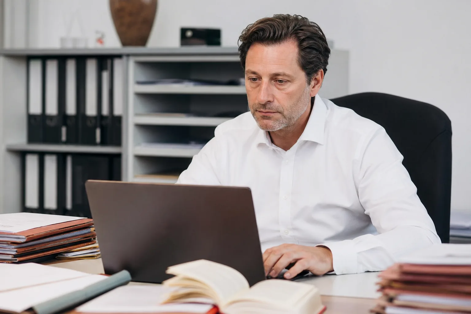 Rechtsanwalt prüft den Versandstatus eines Schriftsatzes am Laptop
